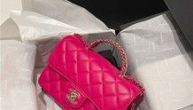 玫红色Chanel 23a水钻手柄包真的好美啊！