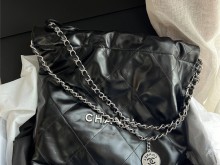 Chanel 22bag黑银，上身绝美～