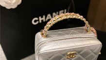 Chanel 23C新款手柄盒子 印着CC的镂空手柄✨
